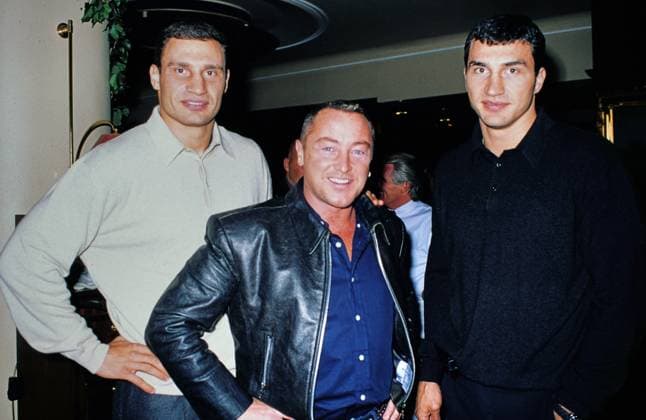 Vitali und Wladimir Klitschko beim Fototermin mit dem irisch-amerikanischen Tänzer, Irish-Dance Star Michael Flatley, der in jungen Jahren auch ein Boxer war, Bild circa 1998. Copyright: HartwigxValdmanis Nur redaktionelle Nutzung. Editorial usage only. VAL_7205003643