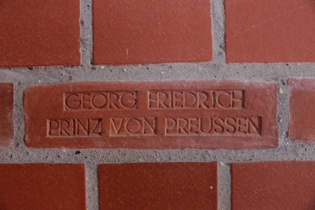 Georg Friedrich Prinz von Preussen steht als Spender auf einem vermauerten Ziegelstein im Treppenhaus des wiederaufgebauten Turms der Garnisonkirche im Rahmen einer Pressekonferenz zum Festakt zur Einweihung, Potsdam, 6. August 2024. Garnisonkirche Potsdam *** Georg Friedrich Prince of Prussia stands as a donor on a walled brick in the stairwell of the rebuilt tower of the Garrison Church during a press conference for the inauguration ceremony, Potsdam, August 6, 2024 Garrison Church Potsdam