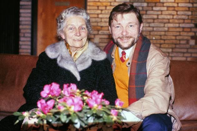 Schauspieler Uwe Friedrichsen mit seiner Mutter, circa 1990. Copyright: HartwigxValdmanis Nur redaktionelle Nutzung. Editorial usage only. VAL_7205003666