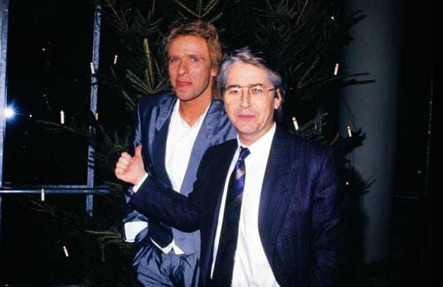 Wetten, dass - ZDF Fernsehshow in Hagen, Deutschland, 1986, Bild: Moderator Frank Elstner (rechts) moderiert ein letztes Mal: Wetten, dass, hier präsentiert er seinen Nachfolger Thomas Gottschalk. Copyright: HartwigxValdmanis Nur redaktionelle Nutzung. Editorial usage only. VAL_7205003776