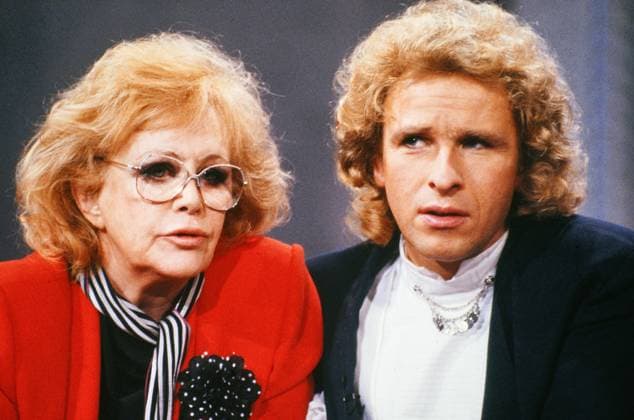 Archivbilder der Woche KW32 Wetten, dass - ZDF Fernsehshow, in Hagen, Deutschland, 1988, Sängerin und Schauspielerin Hildegard Knef mit Moderator Thomas Gottschalk Copyright: HartwigxValdmanis Nur redaktionelle Nutzung. Editorial usage only. VAL_7205003792