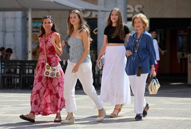 Entertainment Themen der Woche KW32 Entertainment Bilder des Tages Spanish Queens And Princesses Out Shopping - Mallorca Queen Letizia, Queen Sofia, Princess Leonor and Infanta Sofia walk in the main square, August 6, 2024, in Palma de Mallorca, Balearic Islands, Spain. Photo by Raul Terrel Europa Press ABACAPRESS.COM Palma de Mallorca Balearic Islands Spain  Copyright: xEuropaxPress ABACAx