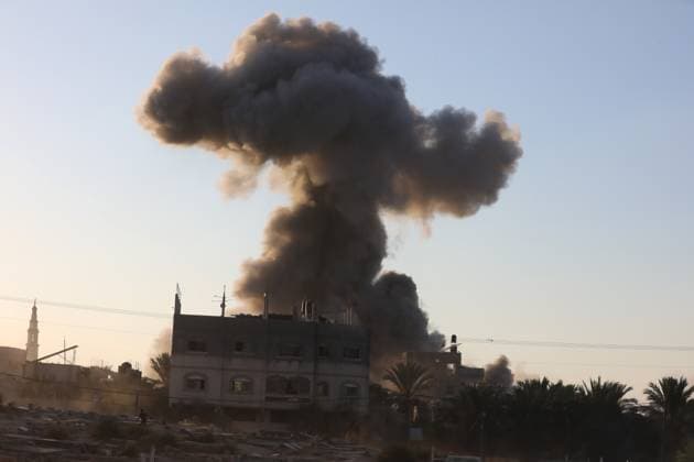 News Themen der Woche KW32 News Bilder des Tages Smoke from Israeli bombardment billows on building in Dair El_Balah in the Central Gaza Strip Smoke from Israeli bombardment billows on building in Dair El_Balah in the Central Gaza Strip on August 6, 2024, amid the ongoing conflict between Israel and the Palestinian Hamas militant group. Photo by Omar Ashtawy apaimages Dair El-Balah Gaza Strip Palestinian Territory 060824_Dair_El-Balah_OSH_2_00(6) Copyright: xapaimagesxOmarxAshtawyx xapaimagesx