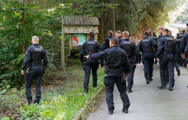 News Themen der Woche KW32 News Bilder des Tages Zeisigwald Vermisstensuche 06.08.2024, Chemnitz, Planitzwiese, Forststraße,Zeisigwald. Seit dem Morgen suchen Krafte der Polizei mit Polizeischülern Teile des Zeisigwaldes ab. Es wird eine Person vermisst. Der ältere Mann ist aus einem Altenheim abgängig und könnte sich in einer hilflosen Lage befinden. Chemnitz Sachsen BRD *** Zeisigwald Missing person search 06 08 2024, Chemnitz, Planitzwiese, Forststraße,Zeisigwald Since the morning police forces with police students have been searching parts of the Zeisigwald A person is missing The elderly man is missing from a retirement home and could be in a helpless situation Chemnitz Saxony BRD