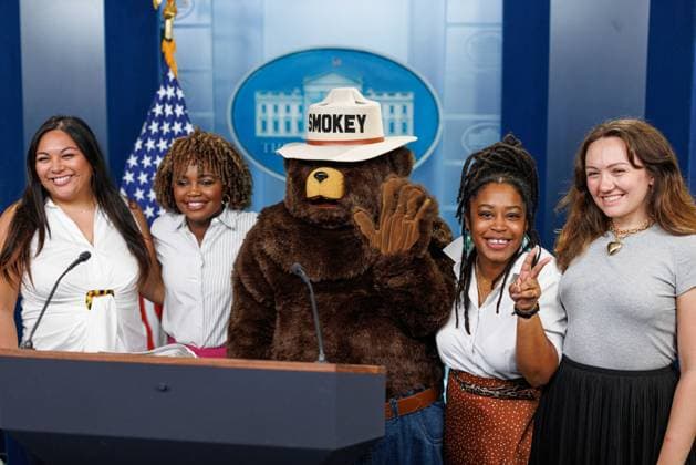 News Themen der Woche KW32 News Bilder des Tages DC: Smokey the Bear Visits White House for 80th Birthday Smokey the Bear poses for photos with White House staff and White House Press Secretary Karine Jean-Pierre in the White House Press Briefing Room. Smokey is celebrating his 80th birthday on August 9th. (Photo by Aaron Schwartz Pool ABACAPRESS.COM) Washington White House DC United States  Copyright: xPool ABACAx