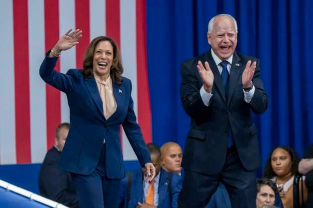 Bilder des Jahres 2024, News 08 August News Themen der Woche KW32 News Bilder des Tages Vice President and Presidential nominee Kamala Harris and Minnesota Governor Tim Walz vice presidential candidate speak on stage during their first campaign rally at Temple University in Philadelphia, PA on Tuesday, August 6, 2024.  WAS20240806211 KenxCedeno