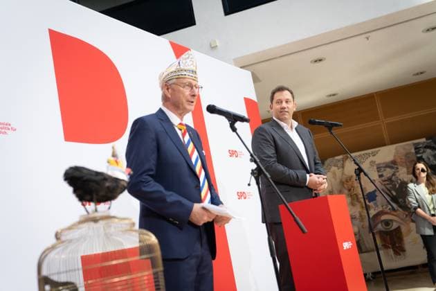 SPD-Parteivorsitzender Lars Klingbeil während eines Presse- und Bildtermins im Willy-Brandt-Haus gemeinsam mit Wolfgang Hyrenbach (mit Narrenkappe), Vorsitzender des Aachener Karneval Vereins AKV;Pressetermin mit Lars Klingbeil zur bevorstehenden Verleihung des Karnevalordens Orden wider den tierischen Ernst an den SPD-Parteivorsitzenden, Berlin Berlin Deutschland Willy-Brandt-Haus