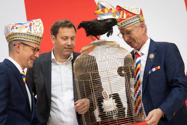 SPD-Parteivorsitzender Lars Klingbeil während eines Presse- und Bildtermins im Willy-Brandt-Haus gemeinsam mit Wolfgang Hyrenbach (mit Narrenkappe), Vorsitzender des Aachener Karneval Vereins AKV;Pressetermin mit Lars Klingbeil zur bevorstehenden Verleihung des Karnevalordens Orden wider den tierischen Ernst an den SPD-Parteivorsitzenden, Berlin Berlin Deutschland Willy-Brandt-Haus