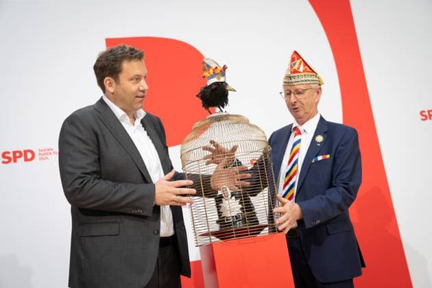 SPD-Parteivorsitzender Lars Klingbeil während eines Presse- und Bildtermins im Willy-Brandt-Haus gemeinsam mit Wolfgang Hyrenbach (mit Narrenkappe), Vorsitzender des Aachener Karneval Vereins AKV;Pressetermin mit Lars Klingbeil zur bevorstehenden Verleihung des Karnevalordens Orden wider den tierischen Ernst an den SPD-Parteivorsitzenden, Berlin Berlin Deutschland Willy-Brandt-Haus