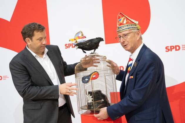 SPD-Parteivorsitzender Lars Klingbeil während eines Presse- und Bildtermins im Willy-Brandt-Haus gemeinsam mit Wolfgang Hyrenbach (mit Narrenkappe), Vorsitzender des Aachener Karneval Vereins AKV;Pressetermin mit Lars Klingbeil zur bevorstehenden Verleihung des Karnevalordens Orden wider den tierischen Ernst an den SPD-Parteivorsitzenden, Berlin Berlin Deutschland Willy-Brandt-Haus