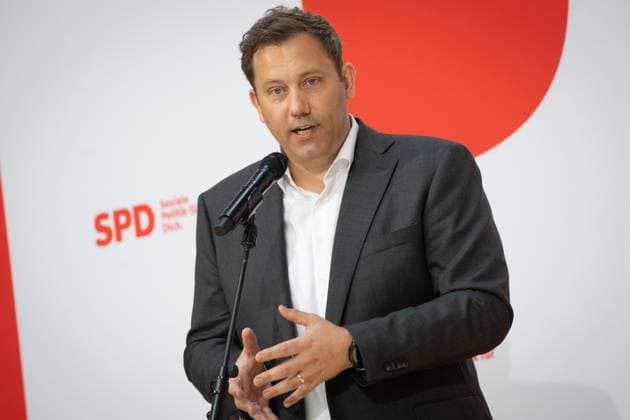 SPD-Parteivorsitzender Lars Klingbeil während eines Presse- und Bildtermins im Willy-Brandt-Haus ;Pressetermin mit Lars Klingbeil zur bevorstehenden Verleihung des Karnevalordens Orden wider den tierischen Ernst an den SPD-Parteivorsitzenden, Berlin Berlin Deutschland Willy-Brandt-Haus