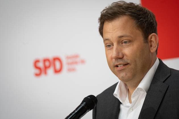 SPD-Parteivorsitzender Lars Klingbeil während eines Presse- und Bildtermins im Willy-Brandt-Haus ;Pressetermin mit Lars Klingbeil zur bevorstehenden Verleihung des Karnevalordens Orden wider den tierischen Ernst an den SPD-Parteivorsitzenden, Berlin Berlin Deutschland Willy-Brandt-Haus