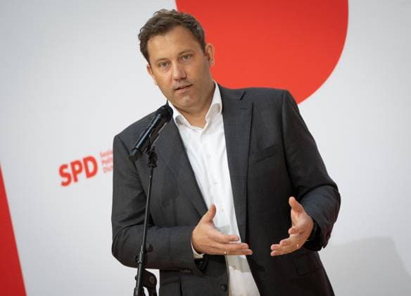 SPD-Parteivorsitzender Lars Klingbeil während eines Presse- und Bildtermins im Willy-Brandt-Haus ;Pressetermin mit Lars Klingbeil zur bevorstehenden Verleihung des Karnevalordens Orden wider den tierischen Ernst an den SPD-Parteivorsitzenden, Berlin Berlin Deutschland Willy-Brandt-Haus
