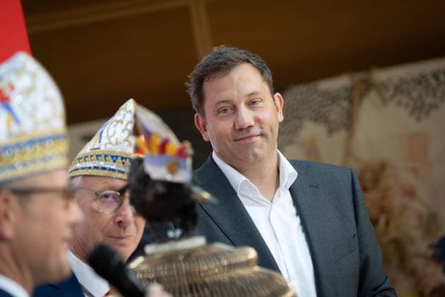 SPD-Parteivorsitzender Lars Klingbeil während eines Presse- und Bildtermins im Willy-Brandt-Haus gemeinsam mit Wolfgang Hyrenbach (mit Narrenkappe), Vorsitzender des Aachener Karneval Vereins AKV;Pressetermin mit Lars Klingbeil zur bevorstehenden Verleihung des Karnevalordens Orden wider den tierischen Ernst an den SPD-Parteivorsitzenden, Berlin Berlin Deutschland Willy-Brandt-Haus