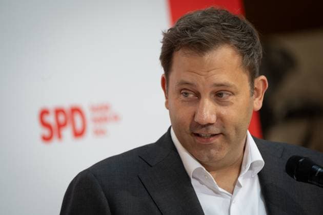 SPD-Parteivorsitzender Lars Klingbeil während eines Presse- und Bildtermins im Willy-Brandt-Haus ;Pressetermin mit Lars Klingbeil zur bevorstehenden Verleihung des Karnevalordens Orden wider den tierischen Ernst an den SPD-Parteivorsitzenden, Berlin Berlin Deutschland Willy-Brandt-Haus