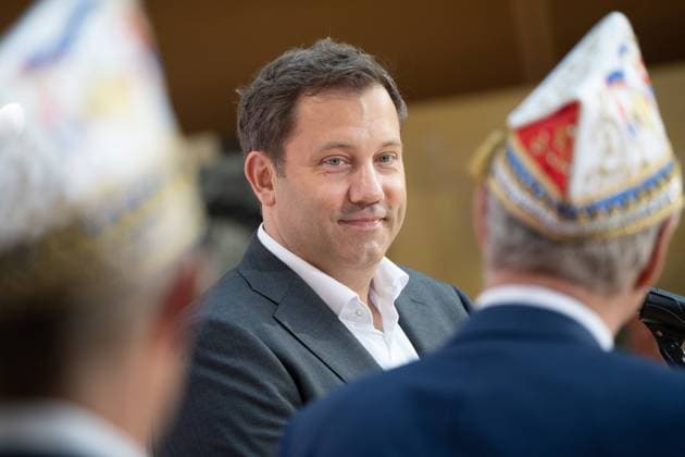 SPD-Parteivorsitzender Lars Klingbeil während eines Presse- und Bildtermins im Willy-Brandt-Haus gemeinsam mit Wolfgang Hyrenbach (mit Narrenkappe), Vorsitzender des Aachener Karneval Vereins AKV;Pressetermin mit Lars Klingbeil zur bevorstehenden Verleihung des Karnevalordens Orden wider den tierischen Ernst an den SPD-Parteivorsitzenden, Berlin Berlin Deutschland Willy-Brandt-Haus