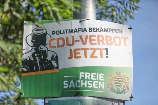 Borna, Sachsen, Deutschland, 06.08.2024: Wahlplakate zur Landtagswahl: Freie Sachsen mit dem Slogan Politmafia bekämpfen: CDU-Verbot jetzt *** Borna, Saxony, Germany, 06 08 2024 Election posters for the state election Free Saxony with the slogan Fight political mafia CDU ban now Copyright: xdtsxNachrichtenagenturx dts_44329