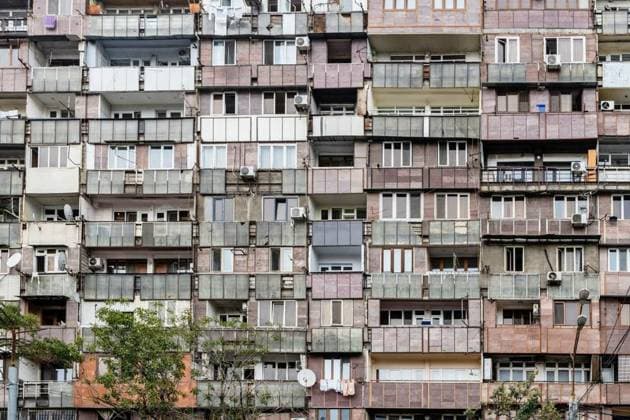  facade of multistorey residential house in Yerevan, facade of multi-storey residential house in central Kentron district in Yerevan city, facade of multi-storey residential house in central Kentron district in Yerevan city, 22.10.2023, Copyright: xvvoennyyx Panthermedia36057769.jpg