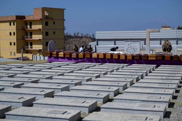 Bilder des Jahres 2024, News 08 August News Themen der Woche KW32 News Bilder des Tages Italien, Särge für ertrunkene Geflüchtete auf Friedhof für Migranten in Armo August 7, 2024, Reggio Calabria, Reggio Calabria, Italy: 21 wooden coffins seen in front of migrantsÃ¢â‚¬â ¢ graves. 21 Unidentified migrants, who died in the shipwreck in the Ionian Sea last June were buried in the migrantsÃ¢â‚¬â ¢ cemetery in Armo, Reggio Calabria. 11 migrants survived the shipwreck and were taken in Roccella Jonica by the Italian Coast Guard, while at least 36 bodies were recovered during the Search and Rescue operations and about 20 person were missing. Reggio Calabria Italy - ZUMAf172 20240807_zip_f172_004 Copyright: xValeriaxFerrarox