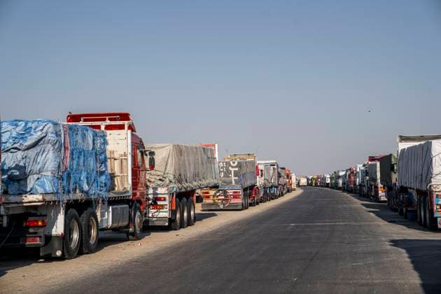 News Themen der Woche KW32 News Bilder des Tages Nahostkonflikt, Hilfslieferungen an der Grenze von Rafah nach Gaza (240807) -- RAFAH CROSSING, Aug. 7, 2024 -- Humanitarian aid trucks are seen at the Egyptian side of the Rafah crossing on Aug. 7, 2024. TO GO WITH Feature: Humanitarian aid stuck at Rafah crossing as Gaza crisis worsens (Photo by Xinhua) EGYPT-RAFAH CROSSING-HUMANITARIAN AID TRUCKS AlixMoustafa 