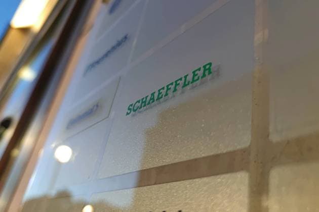 Berlin, Deutschland, 05.08.2024: Logo an der Repräsentanz von Automobilzulieferer Schaeffler *** Berlin, Germany, 05 08 2024 Logo on the representative office of automotive supplier Schaeffler Copyright: xdtsxNachrichtenagenturx dts_44345