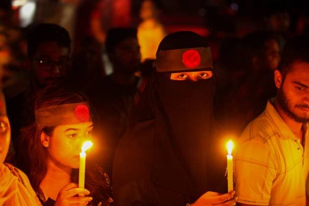 News Themen der Woche KW32 News Bilder des Tages Bangladesch, Gedenken an getötete Studenten in Dhaka Bangladesh Lighting Candles in Memory of Victim Students Student are arrange a Lighting candles rally in front of the Raju sculpture at Dhaka University area for memory of martyred students across the country in Dhaka, Bangladesh on 7 August, 2024. Dhaka Dhaka Bangladesh Copyright: xAbuxSufianxJewelx