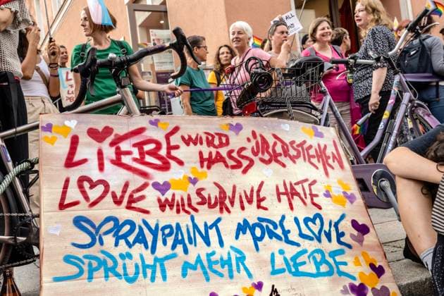 Bilder des Jahres 2024, News 08 August News Themen der Woche KW32 News Bilder des Tages Queere Demo mit Menschenkette nach Hass-Vandalismus gegen trans Menschen, München, 07.08.2024 Deutschland, München, 7. August 2024, Schild Liebe wird Hass überstehen vor dem queeren Zentrum LeZ, queere Demo mit Menschenkette nach dem Angriff auf queere Zentren in München, Demo mit über 1.000 Teilnehmern und Teilnehmerinnen, abends zwischen 19 und 20 Uhr, bilden eine Menschenkette in der Müllerstraße zwischen dem LeZ, lesbisch-queeres Zentrum und dem Sub, es hatte einen Sprayer-Angriff mit Hass-Parolen auf das LeZ gegeben, Regenbogenfahnen, Trans-Fahnen, Protest, Community, Solidarität, Demonstration, Bayern, bayerisch, *** Queer demo with human chain after hate vandalism against trans people, Munich, 07 08 2024 Germany, Munich, 7 Au
