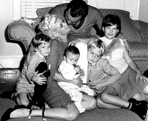 Archivbilder der Woche KW32 JAYNE MANSFIELD, with new husband MATT CIMBER and children, including MARISKA HARGITAY (baby), circa 1964, location unknown. USA  - ZUMAld a 19641010_mda_g49_630 Copyright: xGobexPhotosx