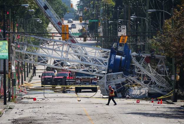 News Themen der Woche KW32 News Bilder des Tages August 7, 2024, Vancouver, Bc, CANADA: A crane that collapsed during a fire at an apartment building under construction on Tuesday lies across the road in Vancouver on Wednesday, August 7, 2024. The fire destroyed the building under construction and damaged nine other nearby homes. Vancouver CANADA  - ZUMAc35_ 20240807_zaf_c35_118 Copyright: xDarrylxDyckx