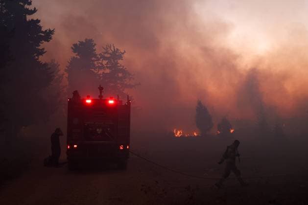 Bilder des Jahres 2024, News 08 August News Themen der Woche KW32 News Bilder des Tages (240807) -- SAFED, Aug. 7, 2024 -- Israeli firefighters work to extinguish wildfires caused by attacks from Lebanon, near Safed, northern Israel, on Aug. 7, 2024. The Hezbollah Military Media announced on Wednesday that the Islamic Resistance attacked several Israeli sites and gatherings. ( JINI via Xinhua) ISRAEL-SAFED-HEZBOLLAH-ATTACKS-WILDFIRES DavidxCohen 