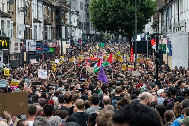 Bilder des Jahres 2024, News 08 August News Themen der Woche KW32 News Bilder des Tages Anti-immigration protests continue to take place around the UK Protesters gather for a counter demonstration against an anti-immigration protest called by far-right activists in Walthamstow, London, Britain, 7 August 2024. Thousands of anti-racism protesters took to the streets in several English cities on Wednesday to oppose violent far-right demonstrations that have gripped the country in recent days. London United Kingdom Copyright: xMaciekxMusialekx MMK_7768