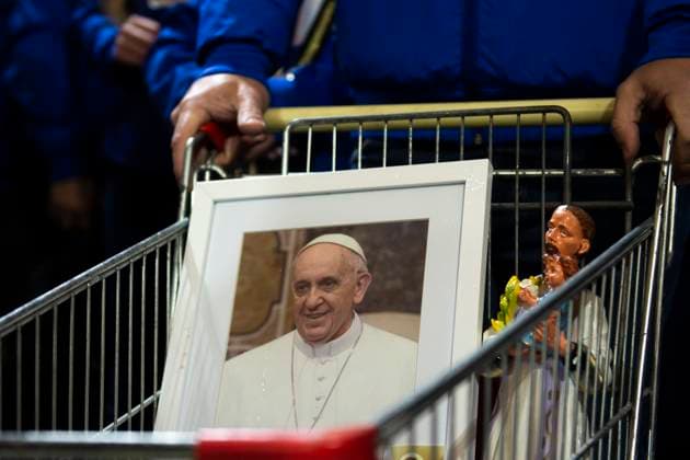 News Themen der Woche KW32 News Bilder des Tages Saint Cayetano Day in Buenos Aires, Argentina - 07 Aug 2024 A painting of Pope Francis and a statue of St. Cayetano seen being transported in a supermarket cart to the parish for the blessing. As every August 7th, Saint Cayetano Day is celebrated. Under the motto Saint Cayetano friend of the people, give us a heart of solidarity , the shrine located in the Buenos Aires neighborhood of Liniers, is preparing to receive thousands of faithful, who come to thank him and ask him for bread, peace and work. Buenos Aires Argentina Copyright: xNehuenxRovediellox xSOPAxImagesx NROVEDIELLO_0014