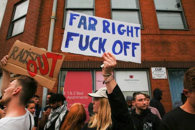 News Themen der Woche KW32 News Bilder des Tages Anti-racist rally in Walthamstow, London - 07 Aug 2024 (EDITORS NOTE: Image contains profanity) A woman holds a placard during a rally against the far-right and racism. People held rallies in London to defend a list of locations thought to be targets for violence by far right including refugee charities and immigration centers. London United Kingdom Copyright: xThaboxJaiyesimix xSOPAxImagesx Antiracistrally 5885