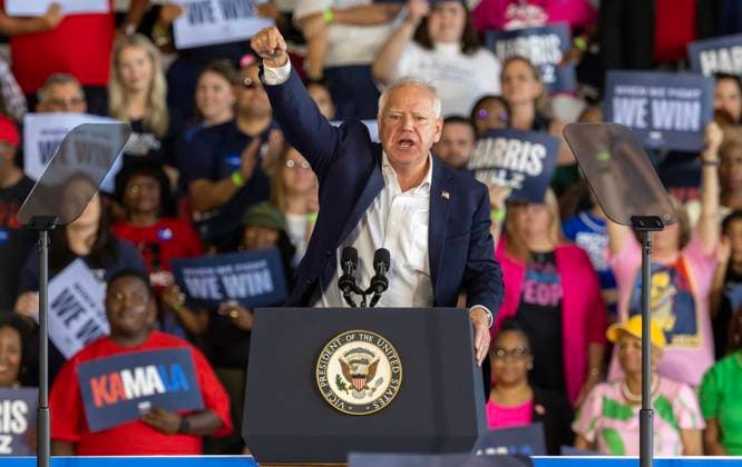 News Themen der Woche KW32 News Bilder des Tages Minnesota Gov. Tim Walz addresses the crowd during a campaign stop with Vice President Kamala Harris at Signature Aviation Hanger in Romulus, MI on Wednesday August 7, 2024.  DET20240807208 RenaxLaverty
