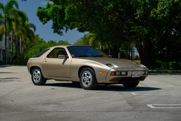 Bilder des Jahres 2024, Entertainment 08 August Entertainment Themen der Woche KW32 Entertainment Bilder des Tages Iconic Porsche from Tom Cruise™ Risky Business heads to auction for a whopping Â£1.4m Story from Jam Press (Risky Business Porsche) Pictured: The 1979 Porsche 928 Coupe. Iconic Porsche from Tom Cruise™ Risky Business heads to auction for a whopping Â£1.4m Fancy getting behind the wheel of a piece of Hollywood history? Now you can as the Porsche from the film Risky Business goes under the hammer. The 1979 Porsche 928 Coupe was driven by Hollywood A-lister Tom Cruise in his breakout film, released in 1983. Now it is up for sale with an estimated auction price of Â£1.4 million ($1,800,000). At the start of filming, 21-year-old Cruise was unable to drive a manual car and producer Jon Avnet reportedly taught him in this very car. Powe  Copyright: xJamxPress Bonhams Cars