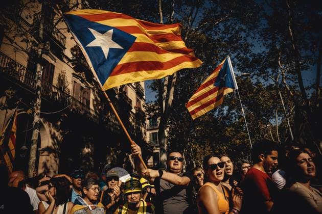 Bilder des Jahres 2024, News 08 August News Themen der Woche KW32 News Bilder des Tages August 8, 2024, Barcelona, Catalonia, Spain: Catalan pro-independence activists shout slogans after the appereance of former Catalan President Carles Puigdemont in Barcelona, who returned after 7 years of self-imposed exile in Belgium...His return overshadows today s investiture session in the Catalan parliament set to elect Socialist candidate Salvador Illa as the new Catalan president this week. Barcelona Spain - ZUMAo105 20240808_fap_o105_001 Copyright: xMatthiasxOesterlex