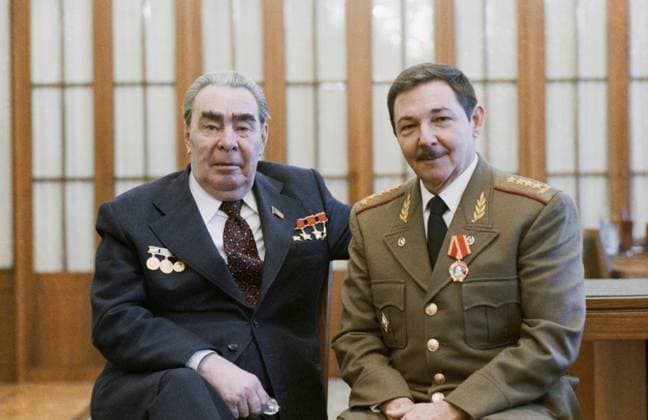 Archivbilder der Woche KW32 MOSCOW, USSR. February 27, 1979. General Secretary of the Central Committee of the Communist Party of the Soviet Union, Chairman of the Presidium of the Supreme Soviet of the Soviet Union Leonid Brezhnev (R) awards member of the Politburo, the Second Secretary of the Communist Party of Cuba, First vice president of the Council of State, minister of the Revolutionary armed forces of the Republic of Cuba, army General Raul Castro with the Order of Lenin. Vladimir Musaelyan TASS  22493958