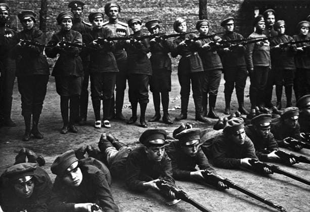 Archivbilder der Woche KW32 World War I 5851643 31.03.1914 World War I (1914-1918). Training a women s death battalion led by Maria Bochkaryova (third left, first row) for an assault. Petrograd, June 18, 1917. Boris Losin St.Petersburg Russia  Copyright: xBorisxLosinx