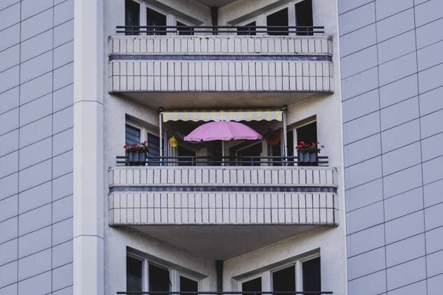 IMAGO Creative, Jahreszeit Sommer, Hitze Sonnenschirm auf dem Balkon eines Plattenbaus, aufgenommen in Berlin, 07.08.2024. Berlin Deutschland *** Parasol on the balcony of a prefabricated building, taken in Berlin, 07 08 2024 Berlin Germany Copyright: xFlorianxGaertner photothek.dex