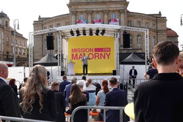 Wahlkampf FDP 08.08.2024, Chemnitz, Theaterplatz Bundesvorsitzender der FDP und Bundesfinanzminister, Christian Lindner, spricht auf der Wahlkampfkundgebung der FDP Sachsen zur Landtagswahl. Es sollen die Visionen für ein zukunftsorientiertes Sachsen präsentiert werden. Chemnitz Sachsen BRD *** Election campaign FDP 08 08 2024, Chemnitz, Theaterplatz Federal Chairman of the FDP and Federal Minister of Finance, Christian Lindner, speaks at the election rally of the FDP Saxony for the state election The visions for a future-oriented Saxony are to be presented Chemnitz Saxony FRG