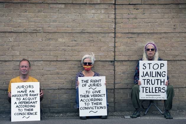 Bilder des Jahres 2024, News 08 August News Themen der Woche KW32 August 9, 2024, Cambridge, England, UK: A group of protesters sit outside Cambridge Crown court holding signs of protest during the demonstration. Protesters line the crown court building in silence and hold signs reminding jurors of their rights following the sentencing of five climate activists to long jail terms Cambridge, United Kingdom. The protesters are highlighting that the jailed activists were unable to give reason why they took the action they did in court so that the jury may have ignored the judgeÃ¢â‚¬â ¢s direction and given a verdict according to their convictions. Cambridge UK - ZUMAmp3_ 20240809_zip_mp3_022 Copyright: xMartinxPopex