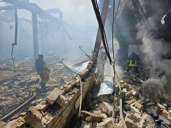 News Themen der Woche KW32 News Bilder des Tages **VIDEO AVAILABLE: CONTACT INFO@COVERMG.COM TO RECEIVE** A Russian missile strike on a supermarket and post office in the town of Kostiantynivka, Donetsk Oblast, on 9 August 2024, has killed at least 11 people dead and 37 others injured, according to Ukrainian officials. In a statement on Telegram, Presidential Office chief Andriy Yermak condemned the attack, calling it another case of Russian terror, and stating that warfare against civilians is all they can do. President Volodymyr Zelensky echoed these sentiments, saying, Russia will be held responsible for this terror, and that rescue operations are ongoing, with some individuals still trapped under the rubble. Kostiantynivka, like many other towns in Donetsk Oblast, frequently co Copyright: xx coverimg54018094