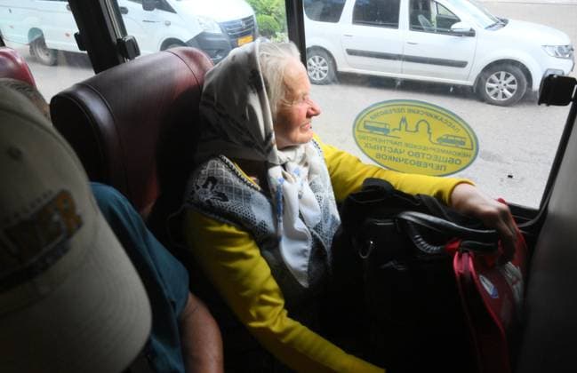 News Themen der Woche KW32 News Bilder des Tages Russia Ukraine Kursk Attack Evacuees 8740546 09.08.2024 Residents affected by a cross-border attack by Ukrainian forces into Russia s Kursk region board a bus at an evacuation point set up to transport residents from the Glushkovsky, Rylsky and Korenevsky districts, in Rylsk, Kursk region, Russia. Ilya Pitalev Sputnik Ryilsk Russia  Copyright: xIlyaxPitalevx