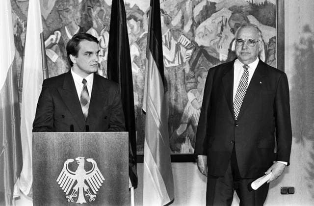 Deutschland, Bonn 14.04.1994 Archiv.: 46-78-33 Besuch Vorsitzender des Ministerrats Polen Foto: Waldemar Pawlak, Vorsitzender des Ministerrats der Republik Polen und Bundeskanzler Helmut Kohl Besuch Vorsitzender des Ministerrats Polen *** Germany, Bonn 14 04 1994 Archive 46 78 33 Visit by the Chairman of the Polish Council of Ministers Photo Waldemar Pawlak, Chairman of the Council of Ministers of the Republic of Poland and Federal Chancellor Helmut Kohl Visit by the Chairman of the Polish Council of Ministers