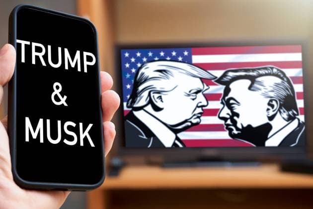 9 August 2024: A smartphone shows the names Trump and Musk, while the silhouettes of Donald Trump and Elon Musk can be seen in the background in front of a US flag. Symbolic image of potential confrontation and the influence of these two influential personalities on politics and technology in the USA. PHOTOMONTAGE *** Ein Smartphone zeigt die Namen Trump und Musk, während im Hintergrund die Silhouetten von Donald Trump und Elon Musk vor einer US-Flagge zu sehen sind. Symbolbild potenzielle Konfrontation und den Einfluss dieser beiden einflussreichen Persönlichkeiten auf Politik und Technologie in den USA. FOTOMONTAGE