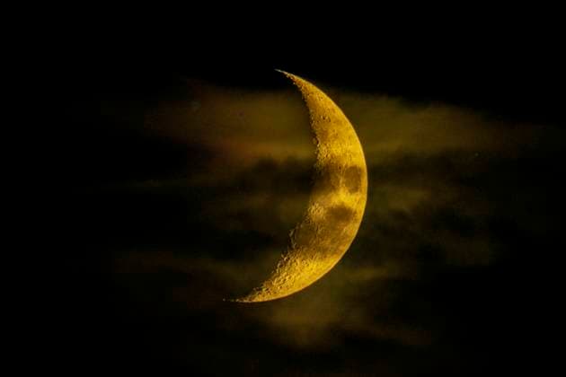 Bilder des Jahres 2024, News 08 August News Themen der Woche KW32 News Bilder des Tages Mondsichel, zunehmender Mond an bewölktem Himmel Offenbach am Main Hessen Deutschland *** Crescent moon, waxing moon in a cloudy sky Offenbach am Main Hesse Germany