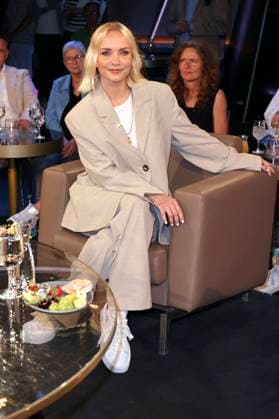Entertainment Themen der Woche KW32 Entertainment Bilder des Tages Janin Ullmann bei der Aufzeichnung der NDR Talk Show im NDR Fernsehstudio Lokstedt. Hamburg, 10.07.2024 *** Janin Ullmann at the recording of the NDR Talk Show in the NDR television studio Lokstedt Hamburg, 10 07 2024 Foto:xgbrcix xFuturexImagex ndr_talk1007_4774