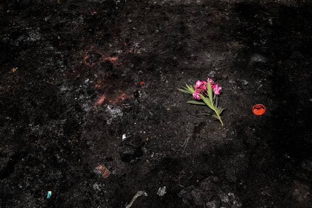 Bilder des Jahres 2024, News 08 August News Themen der Woche KW32 News Bilder des Tages August 10, 2024, Sidon, Sidon, Lebanon: A flower lays on the black char of the area where the car of Hamas commander Samer al-Hajj burned after it was struck in an Israeli drone in the southern Lebanese port city of Sidon. An Israeli drone hit the car of al-Hajj, head of Hamas security inside the Palestinian refugee camp of Ain al-Hilweh, 40 kilometers south of Beirut. killing him instantly. Sidon Lebanon - ZUMAn313 20240810_zip_n313_010 Copyright: xMarwanxNaamanix