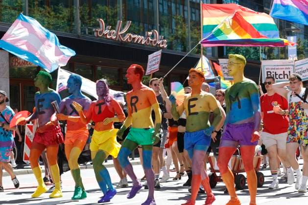 Bilder des Jahres 2024, News 08 August News Themen der Woche KW32 News Bilder des Tages 10.08.2024 Christopher Street Day CSD Frankfurt 2024 Demonstration Kundgebung Motto der LGBT-Gemeinschaft Wir sind extrem liebevoll ab Untermainkai durch die Innenstadt. Vielbunt und Queeres. Ein Zeichen für Toleranz und Gleichberechtigung Frankfurt (Main) Hessen Deutschland *** 10 08 2024 Christopher Street Day CSD Frankfurt 2024 Demonstration Rally Motto of the LGBT community We are extremely loving from Untermainkai through the city center Multicolored and queer A sign for tolerance and equality Frankfurt Main Hessen Germany