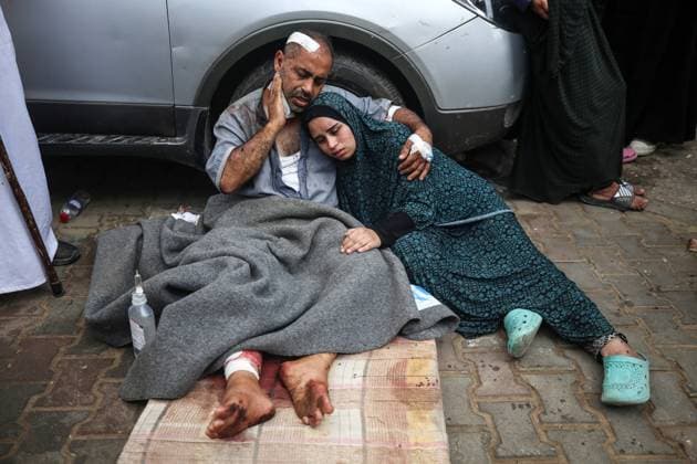 Bilder des Jahres 2024, News 08 August News Themen der Woche KW32 Hamas Israel Conflict Palestinians are mourning by the bodies of relatives killed in Israeli bombardment on Nuseirat in the central Gaza Strip at Al-Aqsa Martyrs Hospital in Deir el-Balah in the central Gaza Strip on August 10, 2024, amid the ongoing conflict between Israel and the Palestinian Hamas movement. Gaza Palestine  Copyright: xMajdixFathix originalFilename: fathi-notitle240810_npAqV.jpg
